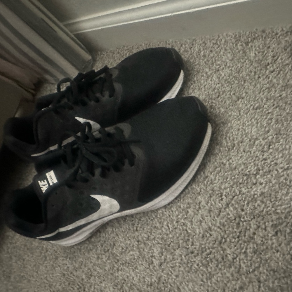 Like new work a handful of times! Size 9 Nike downshifter 7